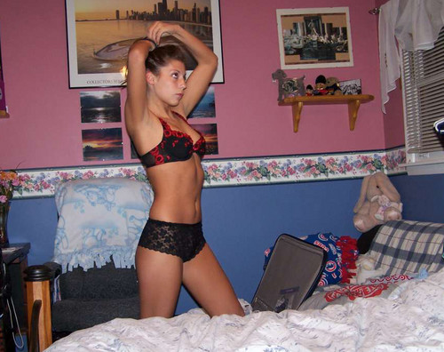 Chica amatereur posando con lencería sexy